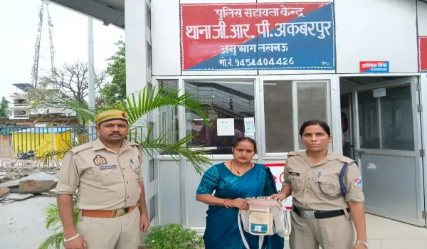 साबरमती एक्सप्रेस में छूटा महिला का बैग, जीआरपी ने 95 हजार का सामान लौटाया